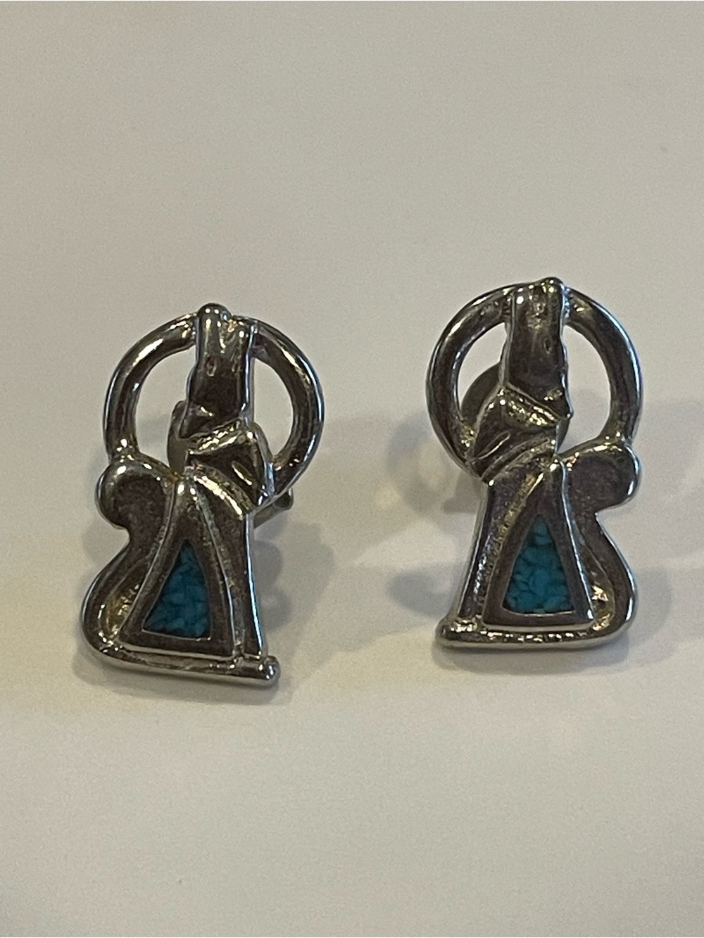 Crushed Turquoise Howling Coyotes Silver Tone Pierced Stud Earrings #0256 ❤️‍🔥